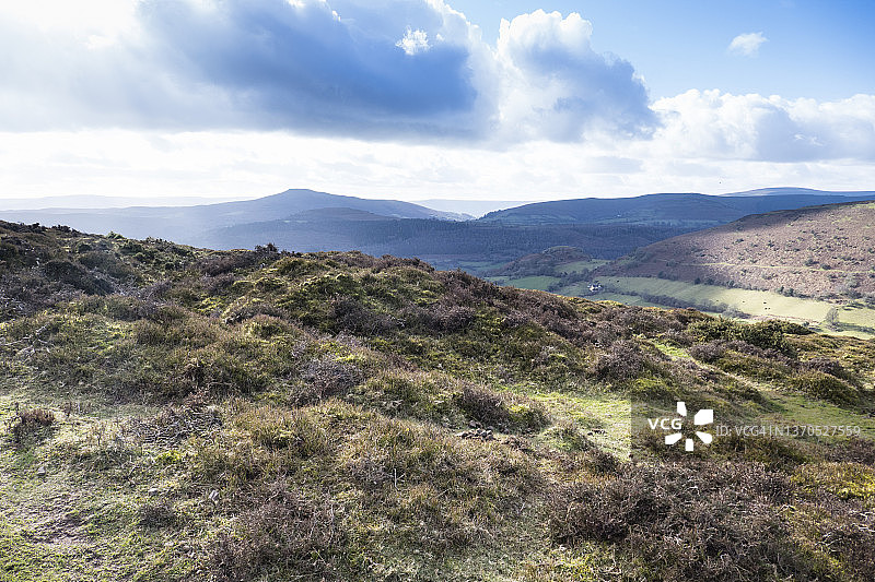 从哈特勒尔山眺望；图片拍摄于英国威尔士蒙茅斯郡的蒙茅斯郡路和奥法堤路。二月图片素材