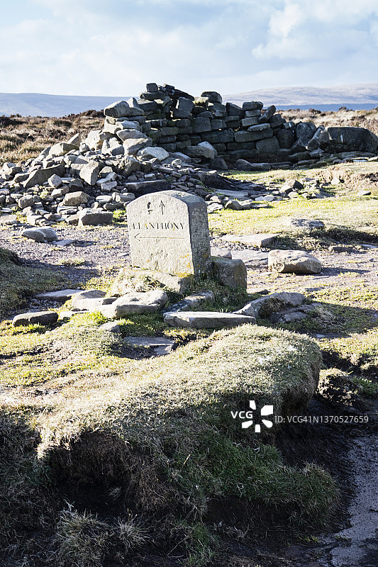 指向兰桑托尼的路标石，背景是石冢；照片摄于英国威尔士蒙茅斯郡的蒙茅斯郡路和奥法堤路，二月图片素材
