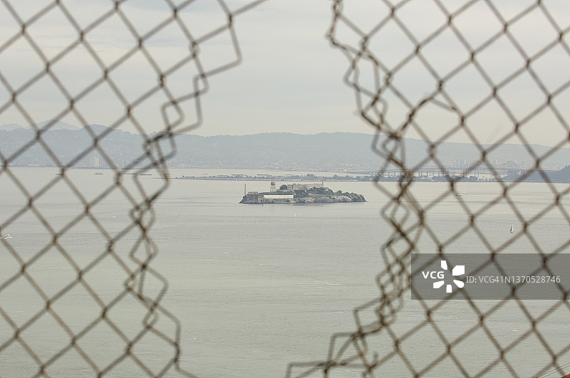 铁丝网后的恶魔岛图片素材