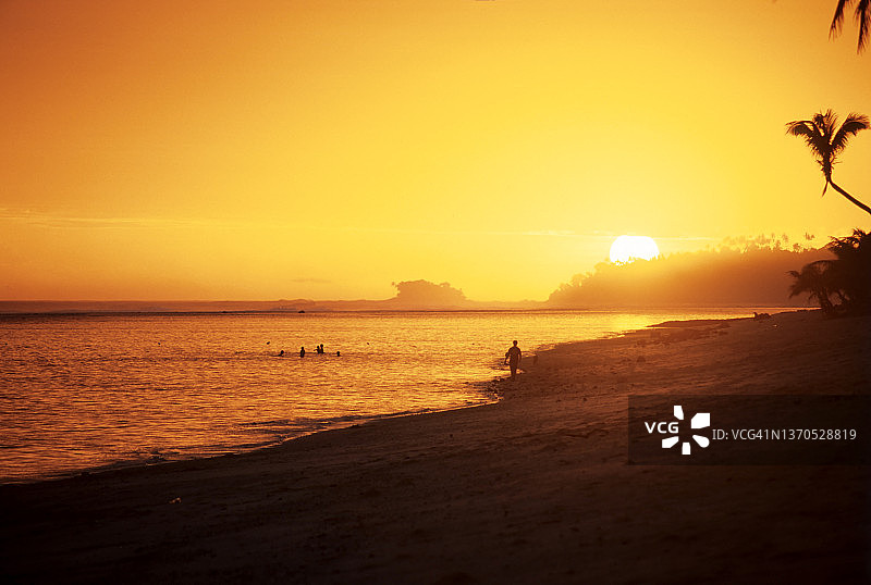 拉洛马努海滩捕鱼图片素材