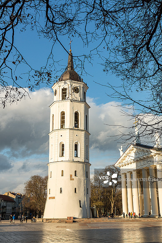 日落时分的维尔纽斯大教堂钟楼图片素材