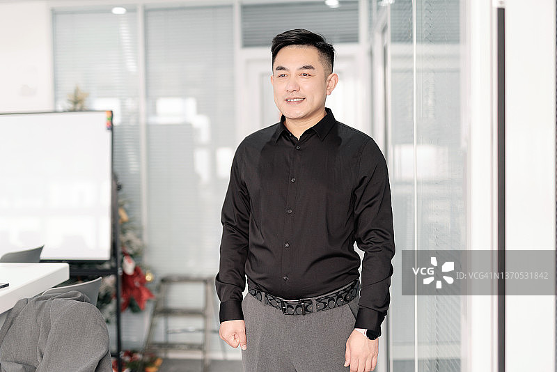 微笑的亚洲男商人图片素材