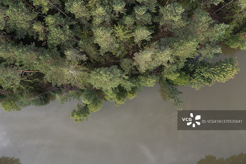 德国巴伐利亚弗兰科尼亚绿色森林中的湖泊鸟瞰图图片素材