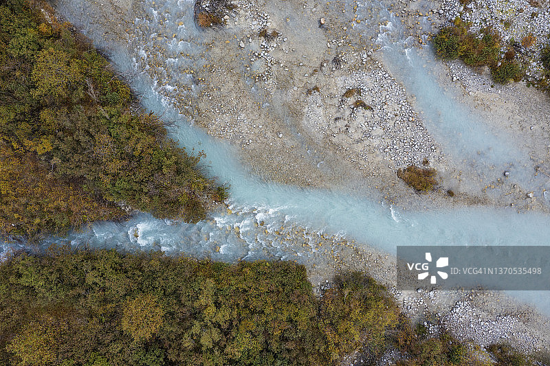 瑞士格莱奇村附近秋季罗纳河源头鸟瞰图图片素材