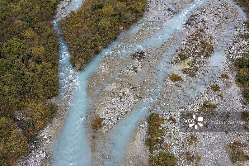 瑞士格莱奇村附近秋季罗纳河源头鸟瞰图图片素材