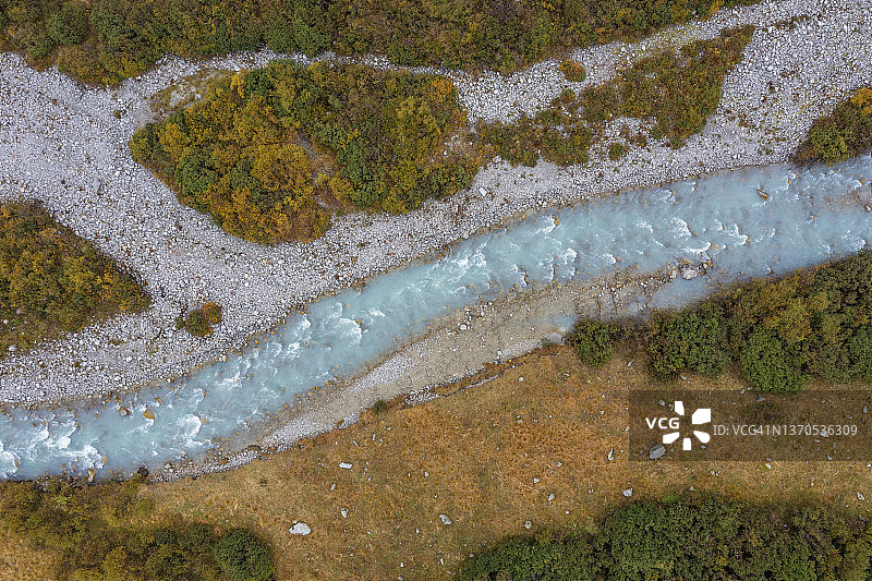 瑞士格莱奇村附近秋季罗纳河源头鸟瞰图图片素材