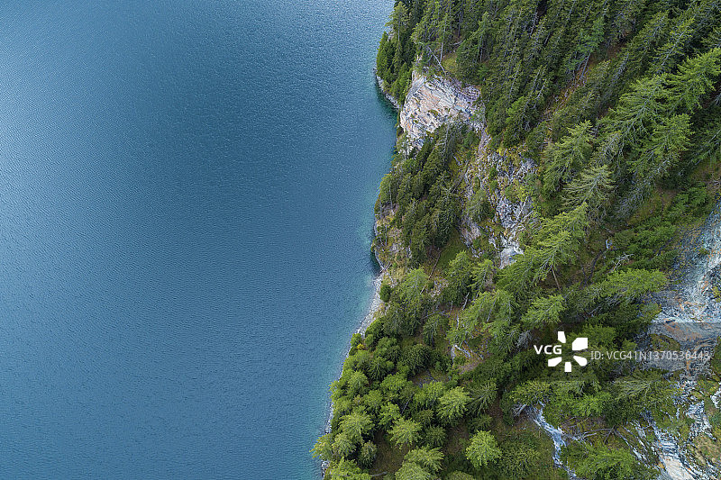 瑞士莱伊达马莫雷拉水库湖岸森林鸟瞰图片素材