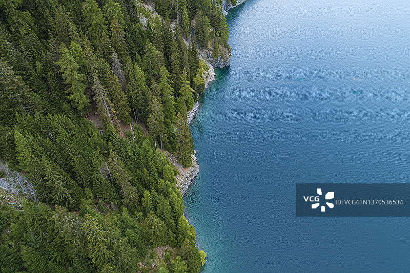 瑞士莱伊达马莫雷拉水库湖岸森林鸟瞰图片素材
