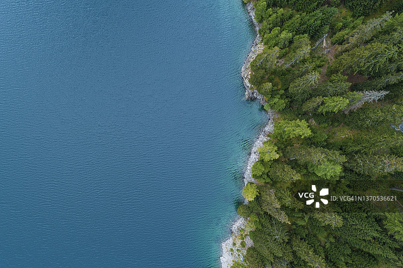 瑞士莱伊达马莫雷拉水库湖岸森林鸟瞰图片素材