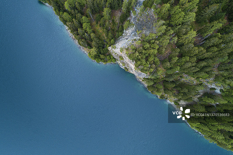 瑞士莱伊达马莫雷拉水库湖岸森林鸟瞰图片素材