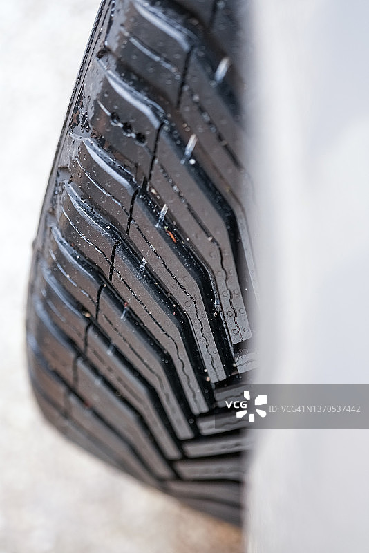 灰色汽车轮胎 - M+S和3PMSF轮胎型号，在欧洲有雪花符号强制要求图片素材