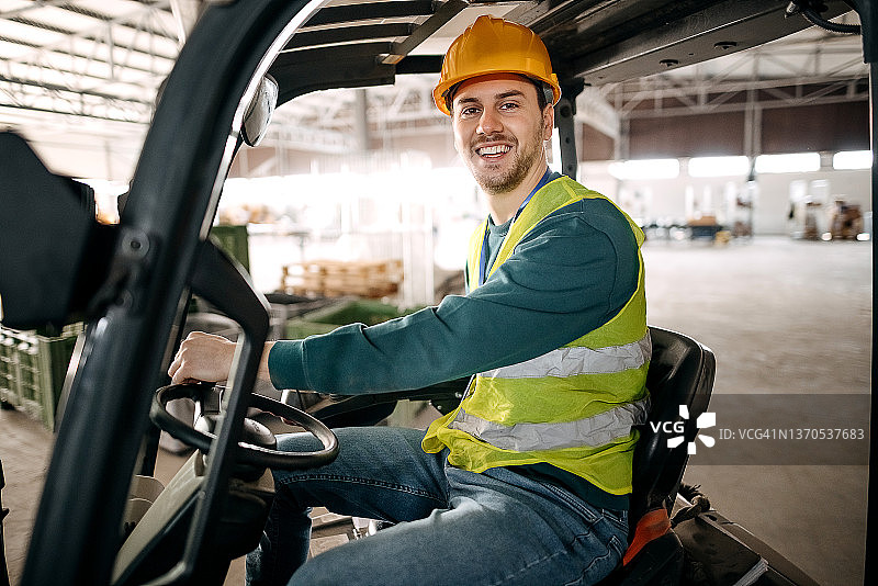 仓库工人操作叉车图片素材