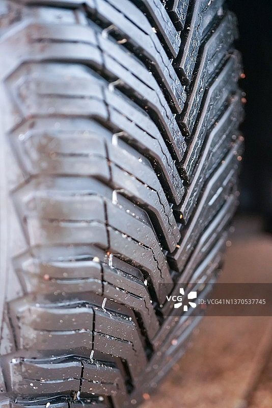 灰色汽车轮胎 - M+S和3PMSF轮胎型号，在欧洲有雪花符号强制要求图片素材