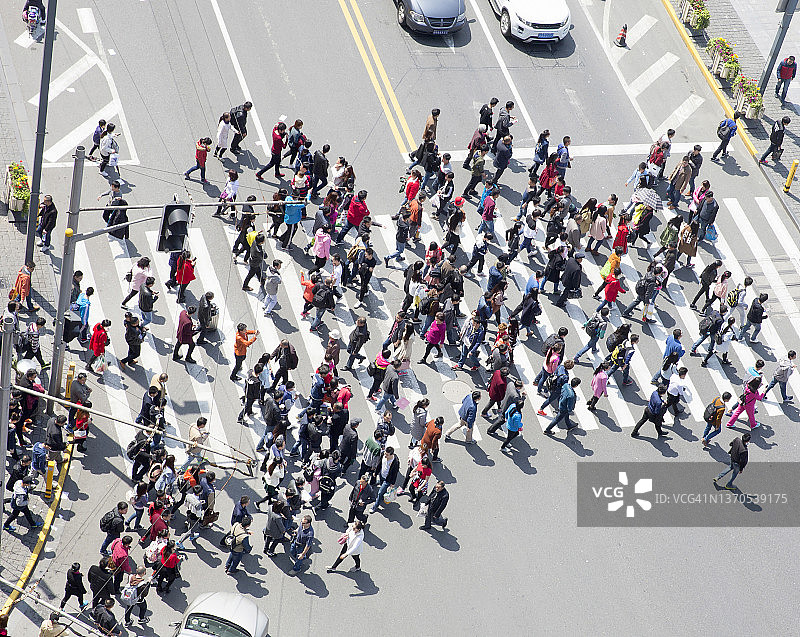 中国行人过马路高角度视图图片素材