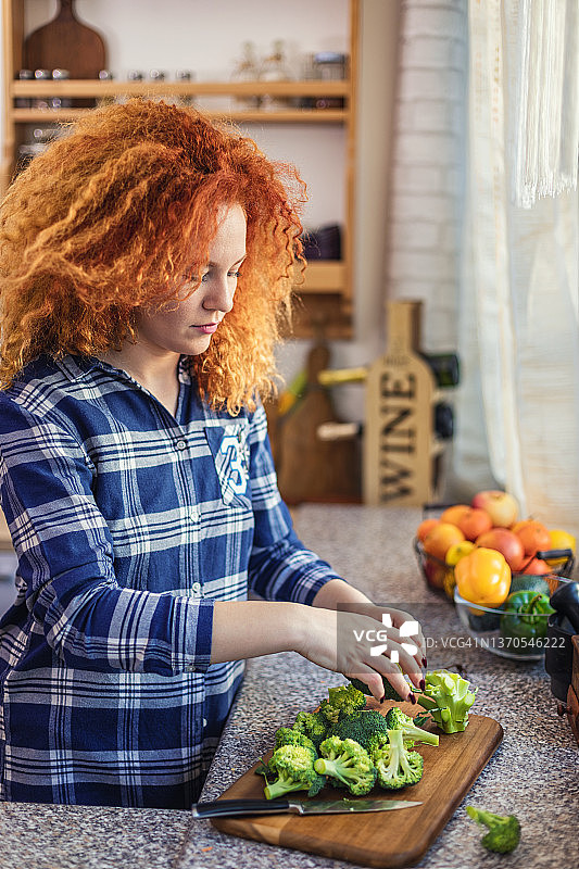 女人在厨房切菜图片素材