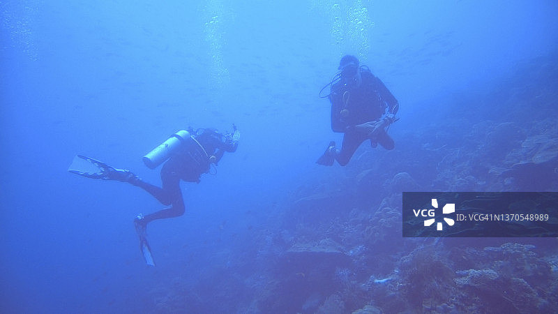 在珊瑚礁附近潜水的男士水下景观图片素材