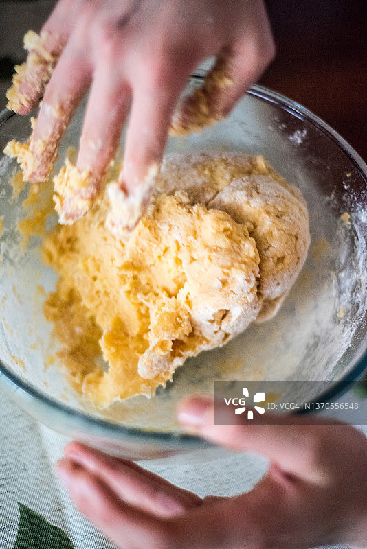在碗里揉捏面疙瘩图片素材