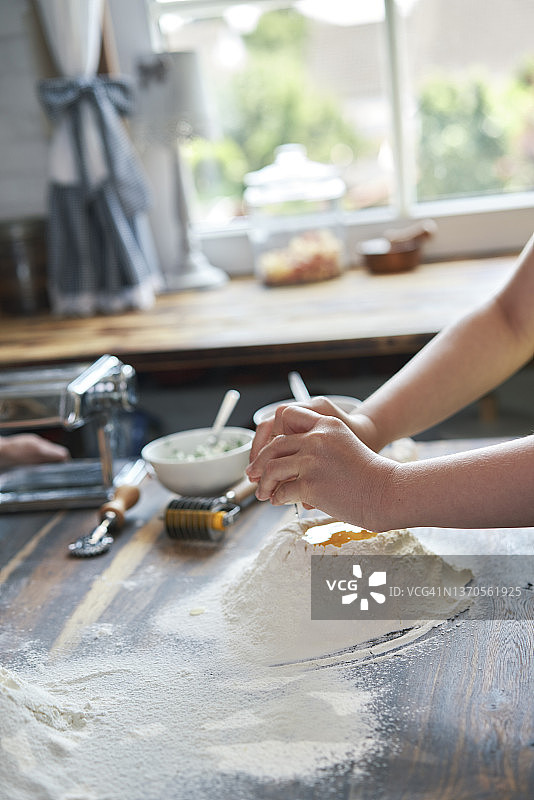 在家庭厨房准备意大利面图片素材