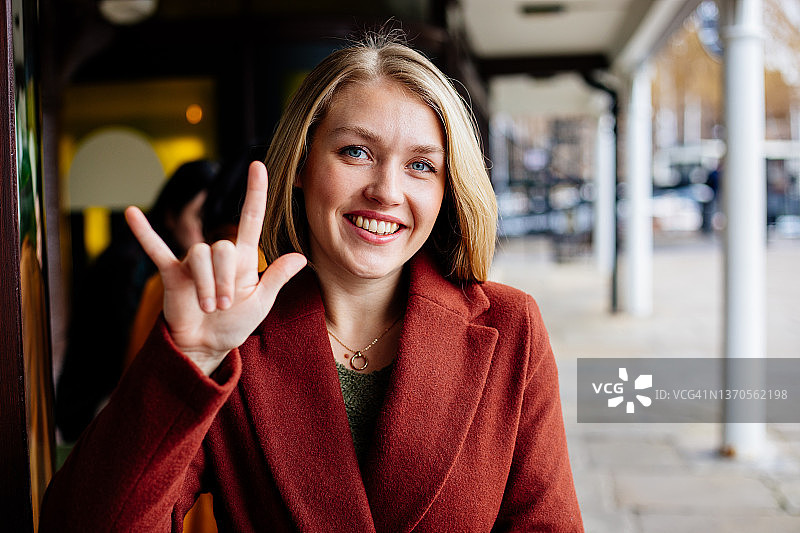 使用手语的美丽女人图片素材