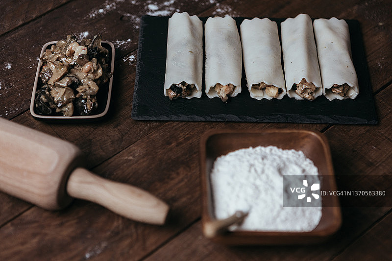 乡村餐桌上的手工蘑菇卷图片素材