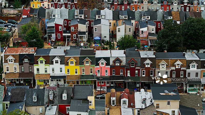 宾夕法尼亚州雷丁市的彩色排屋图片素材