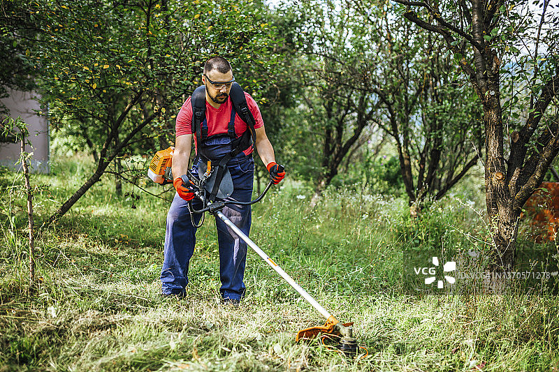 男子在割草图片素材