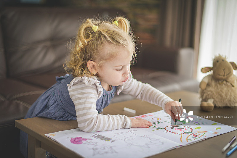 在家庭室内环境中的金发女婴（着色）图片素材