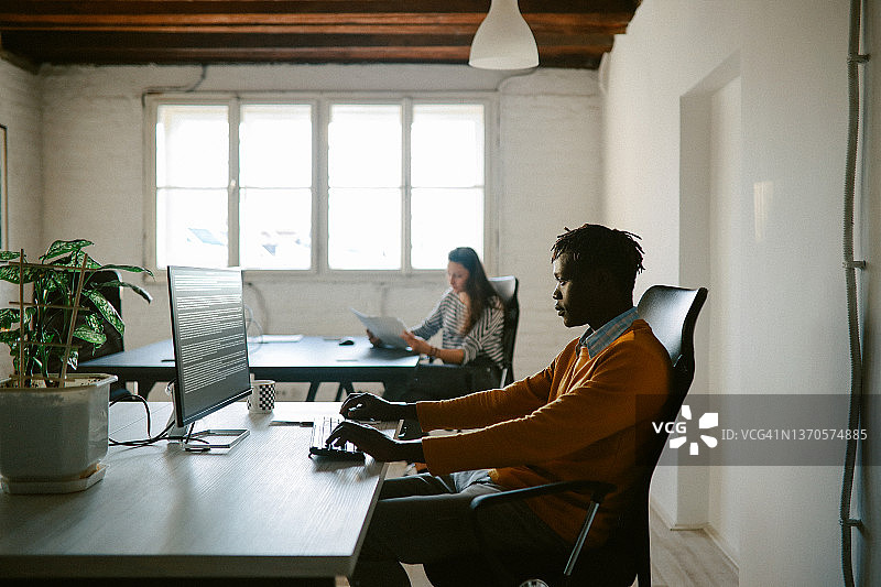 在柏林办公室工作的电脑程序员图片素材