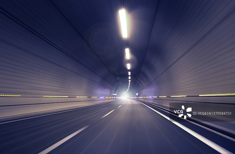 驾车穿过高速公路隧道的视角图片素材