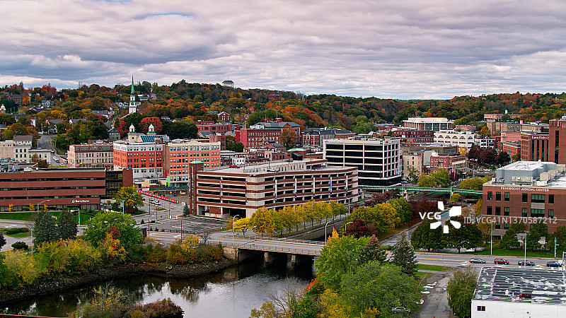 无人机航拍流经缅因州班戈的佩诺布斯科特河图片素材