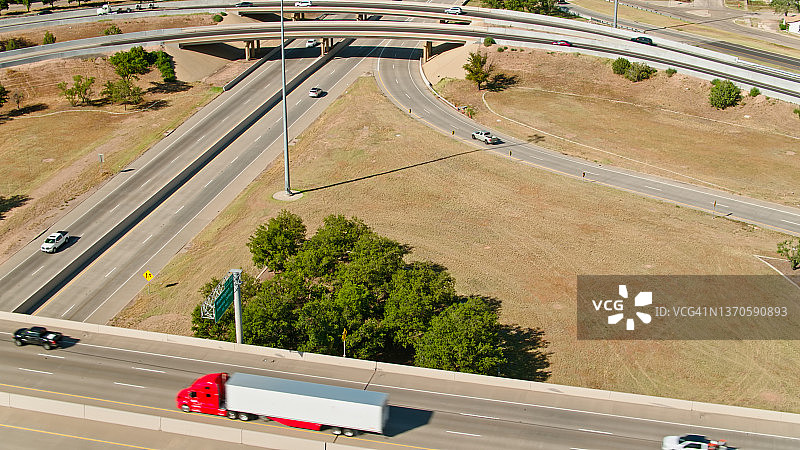 阿马里洛40号州际公路和27号州际公路立交桥的航拍俯视图图片素材