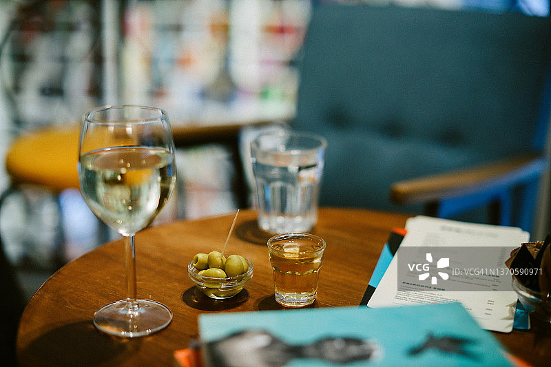 咖啡馆里的食物和饮品图片素材