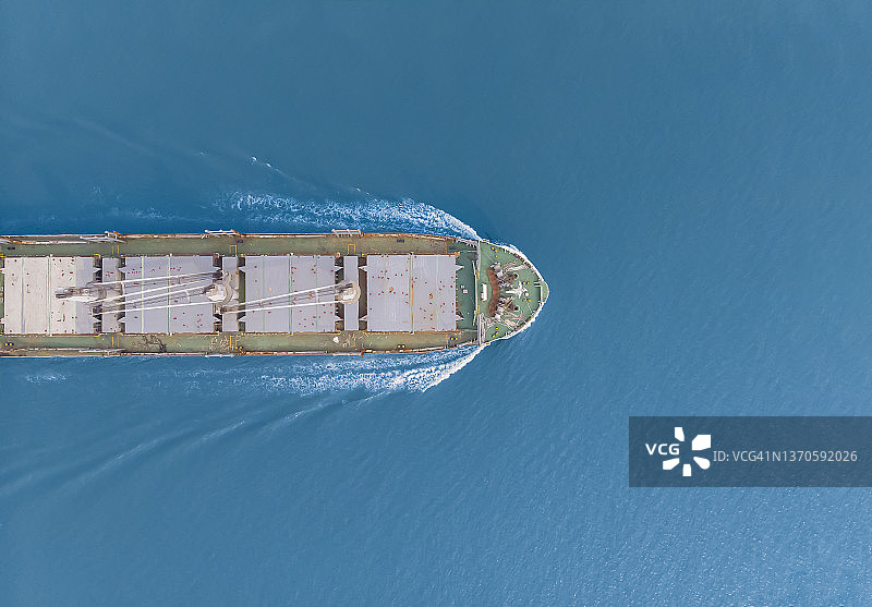 航拍大型集装箱船河流物流运输图片素材