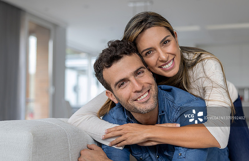 情侣在家中看起来非常幸福图片素材