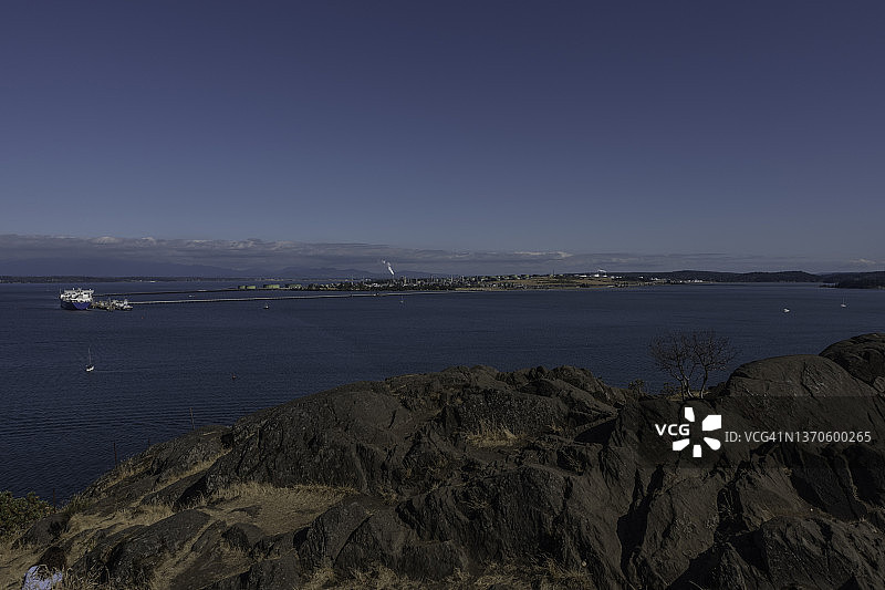 阿纳科特斯 Cap Sante 公园俯瞰富达戈湾和壳牌普吉特海湾炼油厂图片素材