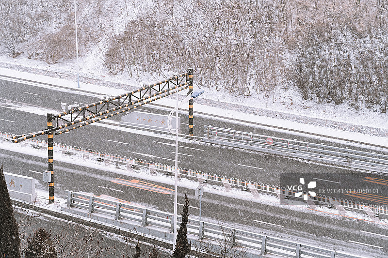 雪地公路图片素材