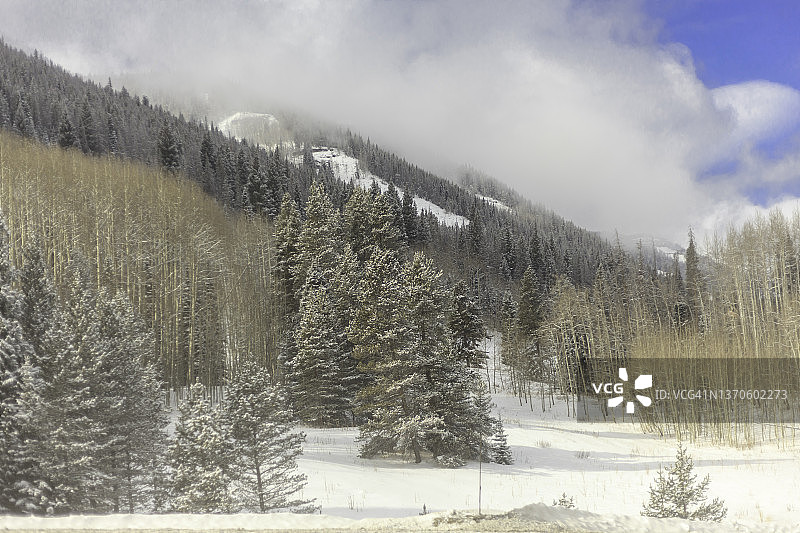 冬季科罗拉多州70号州际公路韦尔山口附近的路边景色图片素材
