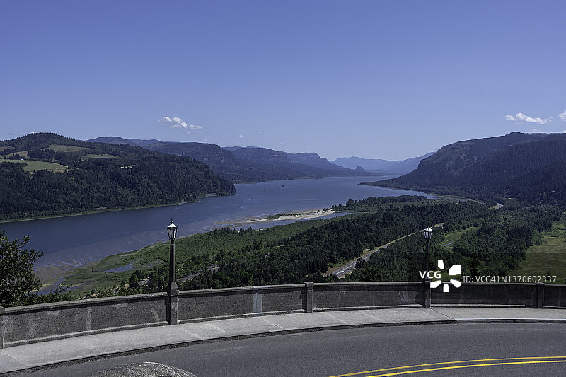 从历史悠久的哥伦比亚河公路俯瞰哥伦比亚河图片素材