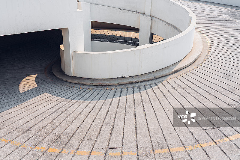 多层停车场中的旋转车道图片素材