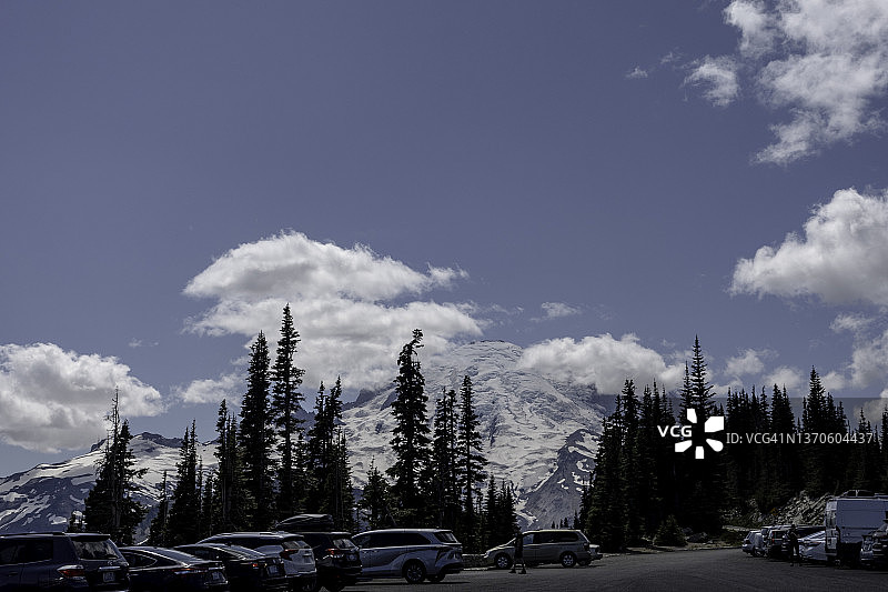 雷尼尔山国家公园火山和汽车公路图片素材