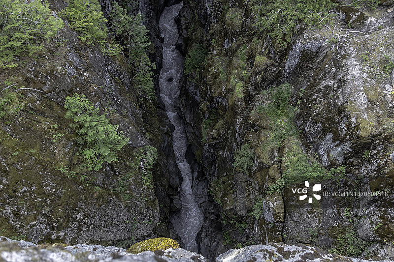 雷尼尔山的盒子峡谷和瀑布图片素材