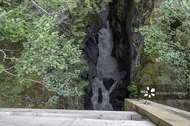 雷尼尔山的盒子峡谷和瀑布图片素材