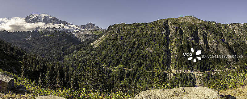 雷尼尔山国家公园的广阔景色图片素材