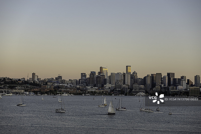 黄昏时分从煤气厂公园看到的西雅图天际线图片素材