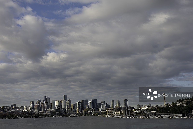 清晨的太空针塔和西雅图天际线图片素材