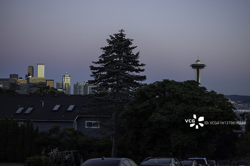 暮色下的太空针塔和西雅图天际线图片素材