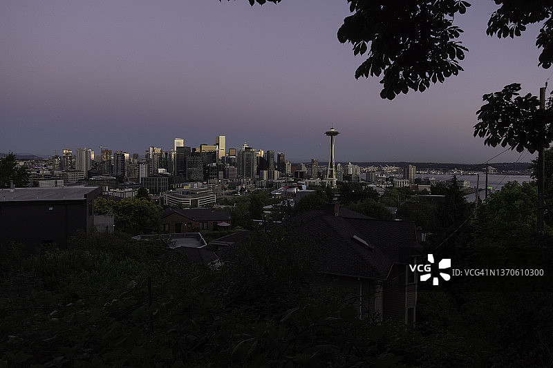 暮色下的太空针塔和西雅图天际线图片素材
