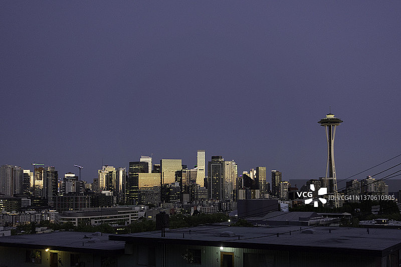 暮色下的太空针塔和西雅图天际线图片素材