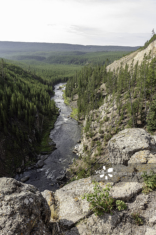 黄石公园瀑布俯瞰景色图片素材