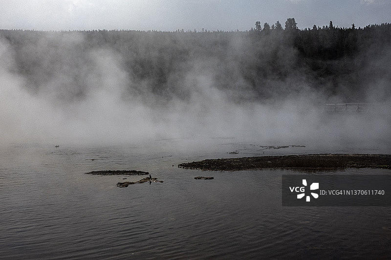 稳定的间歇泉图片素材